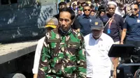 Presiden Joko Widodo (Jokowi) didampingi Menteri Pekerjaan Umum dan Perumahan Rakyat, Basuki Hadimuljono meninjau lokasi reruntuhan bangunan akibat gempa dan tsunami di Kota Palu, Sulawesi Tengah, Minggu (30/9). (Liputan6.com/Septian Deny)