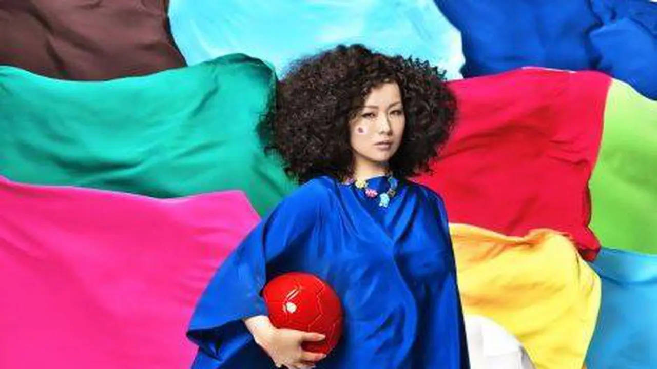 Penyanyi Punk Jazz Wanita Nyanyikan Lagu Piala Dunia