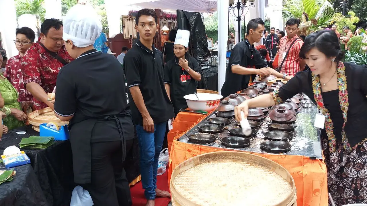 Serabi Solo, Obat Lelah Tamu Usai Antre Salaman dengan Kahiyang