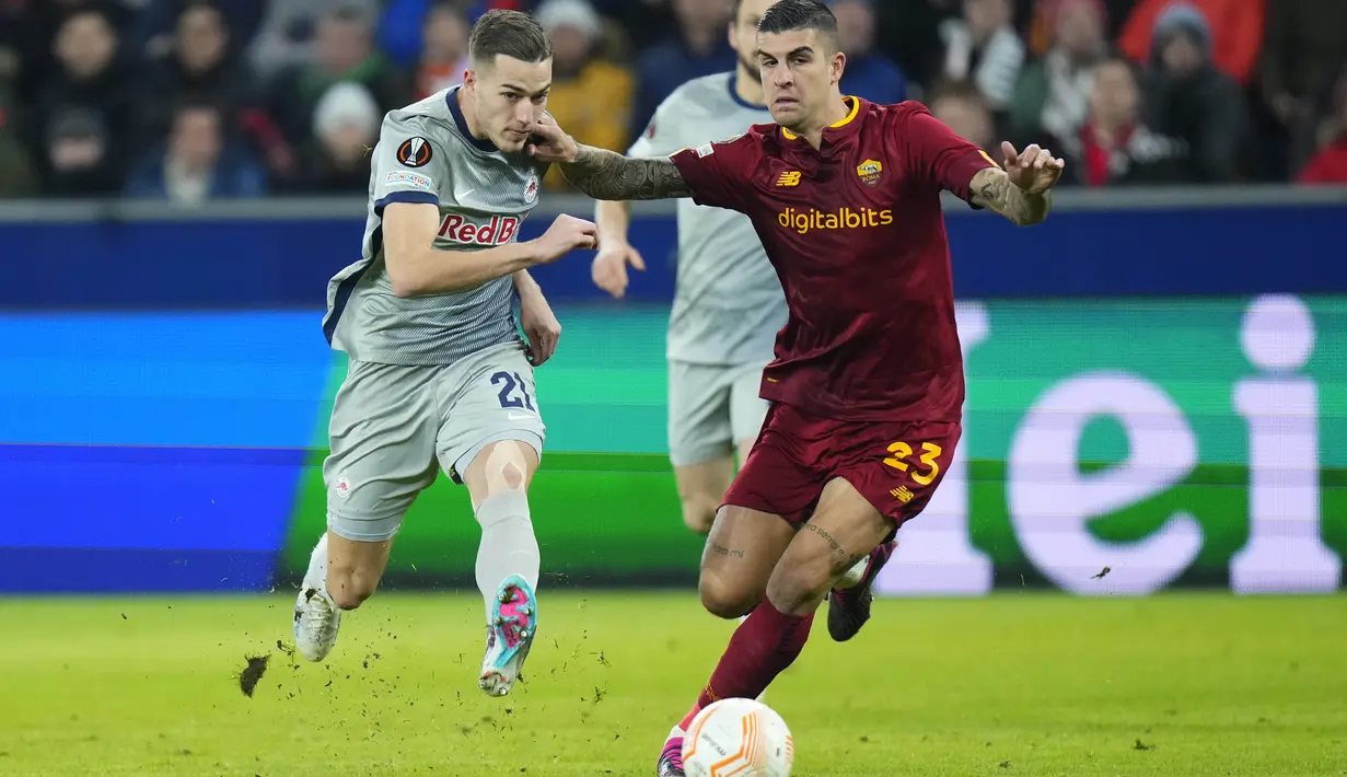 Bek AS Roma Gianluca Mancini berebut bola dengan gelandang RB SalzburgSalzburg Luka Sucic pada leg pertama playoff babak 16 besar Liga Europa di Red Bull Arena, Salzburg, Jumat (17/2/2023) dini hari WIB. Salzburg tampil lebih dominan dan lebih banyak menyerang.  (AP Photo/Petr David Josek)