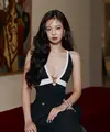 Sebagai ambassador CHANEL sejak 2017, Jennie memang dikenal piawai memadukan fashion dan jewelry dengan cara yang effortless namun tetap luxurious. Kali ini, ia tampil dalam balutan look 62 dari koleksi Cruise 2026/2027 CHANEL yang dimodifikasi menjadi lebih sleek dan modern. [@jennierubyjane].