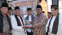 Wakil Ketua MPR Oesman Sapta saat meresmikan Rumah Gadang Minangkabau di Jawa Timur.