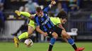 Gelandang Inter Milan, Borja Valero, berebut bola dengan bek Getafe, Marc Cucurella, pada laga 16 besar Liga Europa 2019/2020 di Veltins Arena, Kamis (6/8/2020) dini hari WIB. Inter Milan menang 2-0 atas Getafe. (AFP/Lars Baron/various sources)