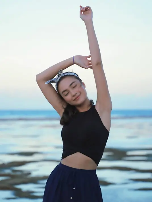 Tampil dengan gaya simpel, dengan memakai bando, Caitlin pun banjir pujian dalam kolom komentar Instagramnya. Aktris yang kini sudah berusia 21 tahun ini pun sesekali dianggap mirip dengan Amanda Rawles. (Liputan6.com/IG/@caitlinhalderman)