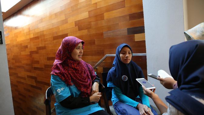 Siti Juneeta Khairunnisa bersama sang ibu, Indriani Fitri ketika menjadi pemenang pertama Festival Penulis Cilik SIDU 2018 (Istimewa)