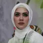 Ekspresi Syahrini saat menggelar acara Tanda Cinta bersama Princes Syahrini Ramadhan 1438 H di Masjid Az-Zikra, Sentul, Bogor, Minggu (18/6). Syahrini berbagi rezeki dengan 2500 anak yatim dan kaum dhuafa. (Liputan6.com/Herman Zakharia)