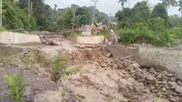 Banjir lahar dingin Gunung Sinabung membawa material kayu dan batu