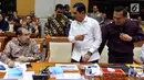 Kepala BNPT Komjen Pol Suhardi Alius (tengah), Asisten Perencanaan dan Anggaran Kapolri Irjen Pol Bambang Sunarwibowo (kanan), dan Kepala PPATK Kiagus Ahmad Badaruddin bersiap mengikuti rapat di Senayan, Jakarta, Selasa (19/9). (Liputan6.com/JohanTallo)