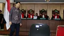 Terdakwa kasus dugaan penistaan agama Basuki Tjahaja Purnama (Ahok) berjalan menuju kursi terdakwa untuk menjalani sidang lanjutan di PN Jakarta Utara, Selasa (26/12). Ahok hadir untuk mendengar putusan sela hakim. (Liputan6.com/Eko Siswono Toyudho/Pool)