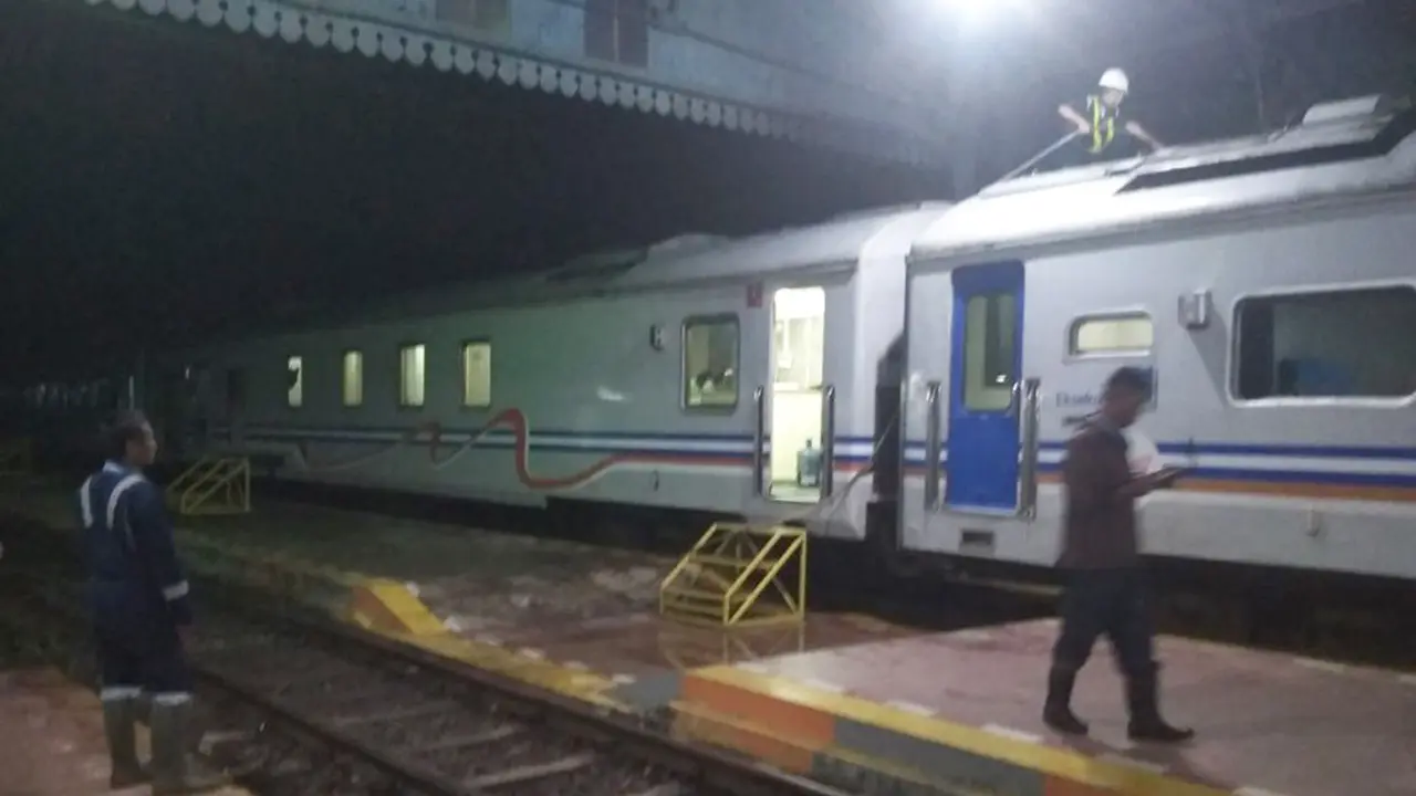 Longsor jalur selatan kereta api