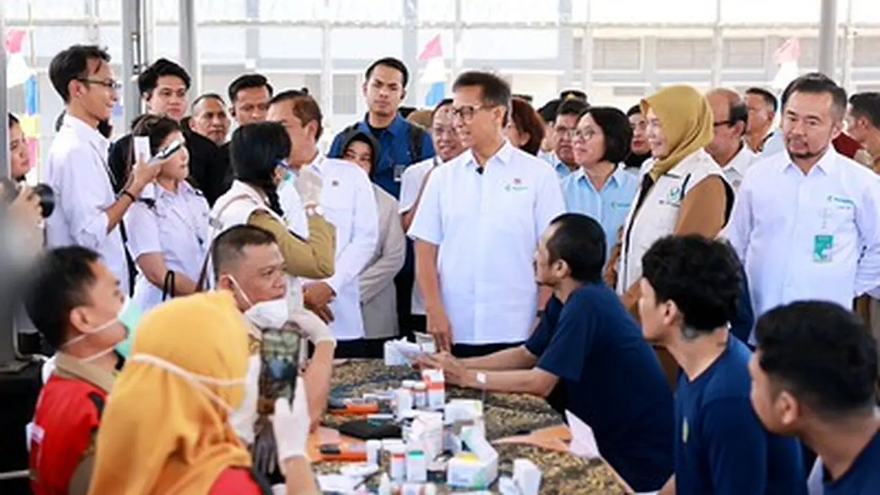 Menkes Budi saat meninjau pelaksanaan Kick Off Screening TB dengan rontgen dada dan cek kesehatan gratis tahun 2026 untuk warga binaan Lembaga Pemasyarakatan Nusa Kambangan, Jawa Tengah pada Senin (29/6/2026). (Dok Kemenkes)