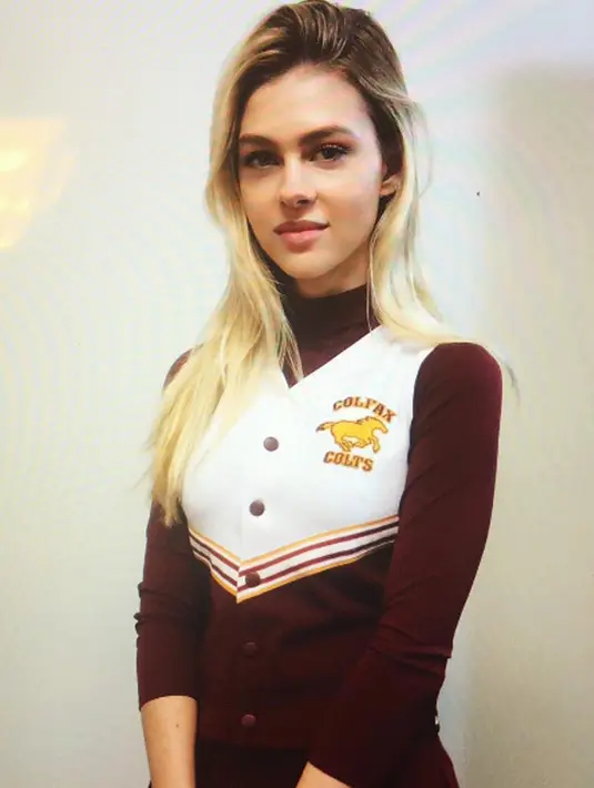 Senyum manis Nicola Peltz saat berpose yang di unggah di akun Instagram miliknya. Nicola Peltz baru-baru ini tertangkap kamera sedang jalan berdua dengan Justin Bieber usai makan malam disebuah restoran. (Instagram.com/nicolaannepeltz)