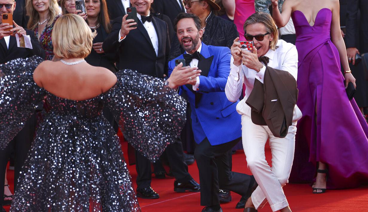 Chris Pine dan Nick Kroll mengambil foto Florence Pugh di premier Don't Worry Darling. (Joel C Ryan/Invision/AP)
