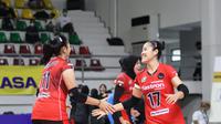 Pemain Putri Pertamina Fastron bersorak gembira saat melawan Petrokimia di Proliga 2022 (dok PBVSI)