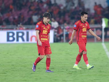 Pemain Persija Jakarta, Witan Sulaeman dan Ryo Matsumura, tertunduk lesu setelah ditahan imbang Dewa United pada laga pekan kelima BRI Liga 1 2024/2025 di Stadion Utama Gelora Bung Karno, Jakarta, Senin (16/9/2024). (Bola.com/M Iqbal Ichsan)
