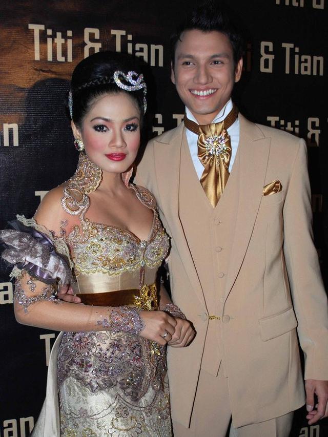 6 Momen Pernikahan Artis yang Pacaran Lebih dari 7 Tahun, Terbaru Feli-Hito