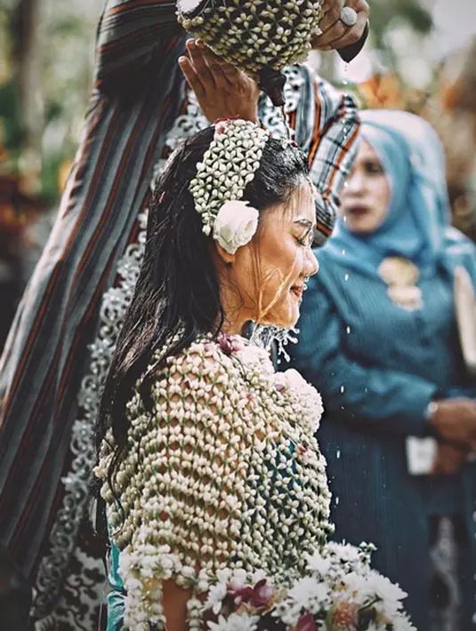 Seperti yang diberitakan sebelumnya, menikah di Candi Borobudur merupakan salah satu mimpi Vicky selama ini. Bersama Ade Imam, Vicky pun telah mewujudkan wedding dream-nya itu. Selamat berbahagia Vicky dan Imam. (Instagram/vickyshu)