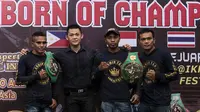 Promotor tinju, Armin Tan, bersama petinjunya usai jumpa pers jelang laga WBC International di The Breeze, Tanggerang, Senin (4/9/2017). Pemegang sabuk Tibo Monabesa akan bertarung melawan petinju Filipina. (Bola.com/Vitalis Yogi Trisna)