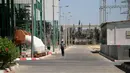 Seorang pekerja Palestina terlihat di sebuah pembangkit listrik di Jalur Gaza tengah pada 17 Agustus 2020. Satu-satunya pembangkit listrik di Jalur Gaza akan kehabisan bahan bakar pada Selasa (18/8) setelah Israel menutup perlintasan perbatasan Karm Abu Salem pekan lalu. (Xinhua/Rizek Abdeljawad)
