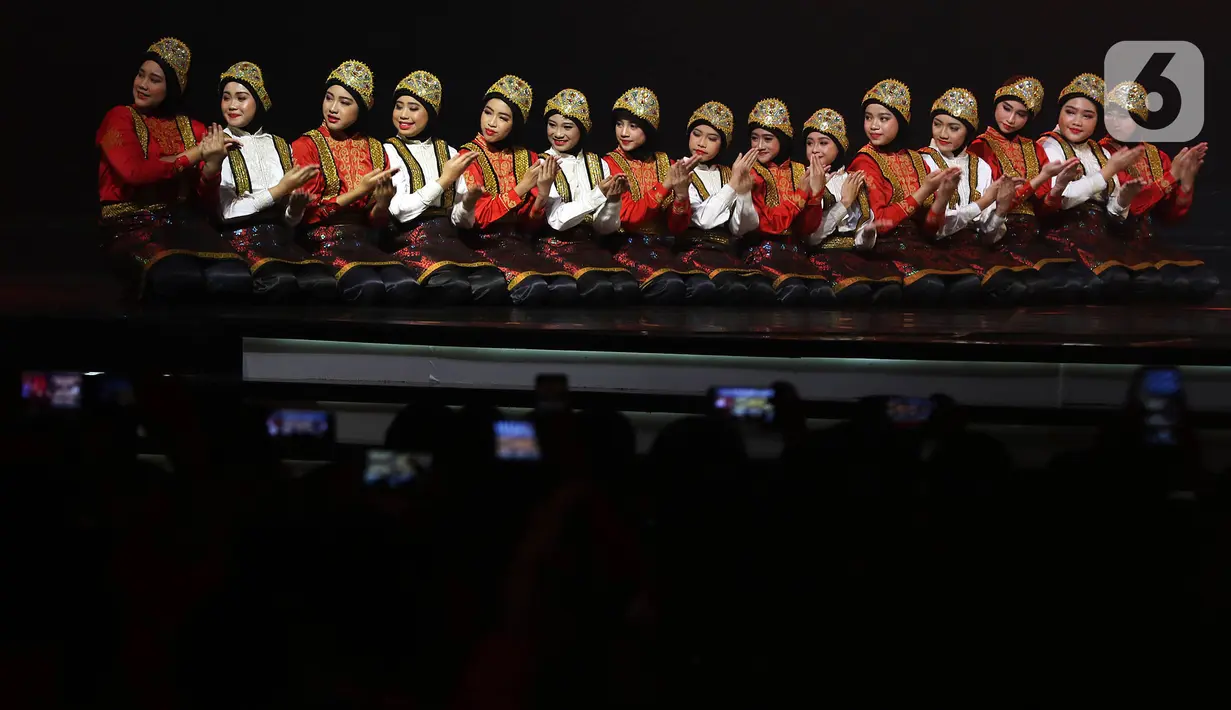 Penampilan penari tradisional saat pembukaan Rakernas I dan HUT ke-47 PDI Perjuangan di JIEXPO Kemayoran, Jakarta, Jumat (10/1/2020). Rakernas ini bertajuk 'Solid Bergerak Wujudkan Indonesia Negara Industri Berbasis Riset dan Inovasi Nasional'. (Liputan6.com/Johan Tallo)