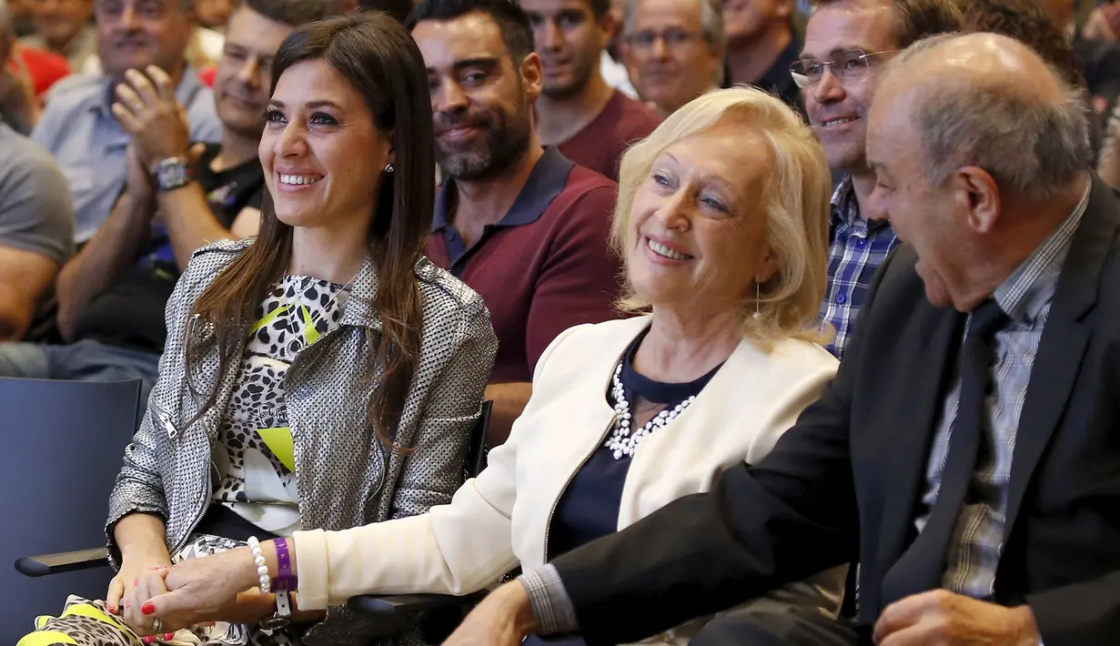 Istri Xavi, Nuria Cunillera bersama dengan orang tuanya Maria Merce Creus dan Joaquin Hernandez tersenyum saat menghadiri acara perpisahan Xavi di Auditori 1899 di stadion Nou Camp, Spanyol, (3/6/2015). (REUTERS/Gustau Nacarino)