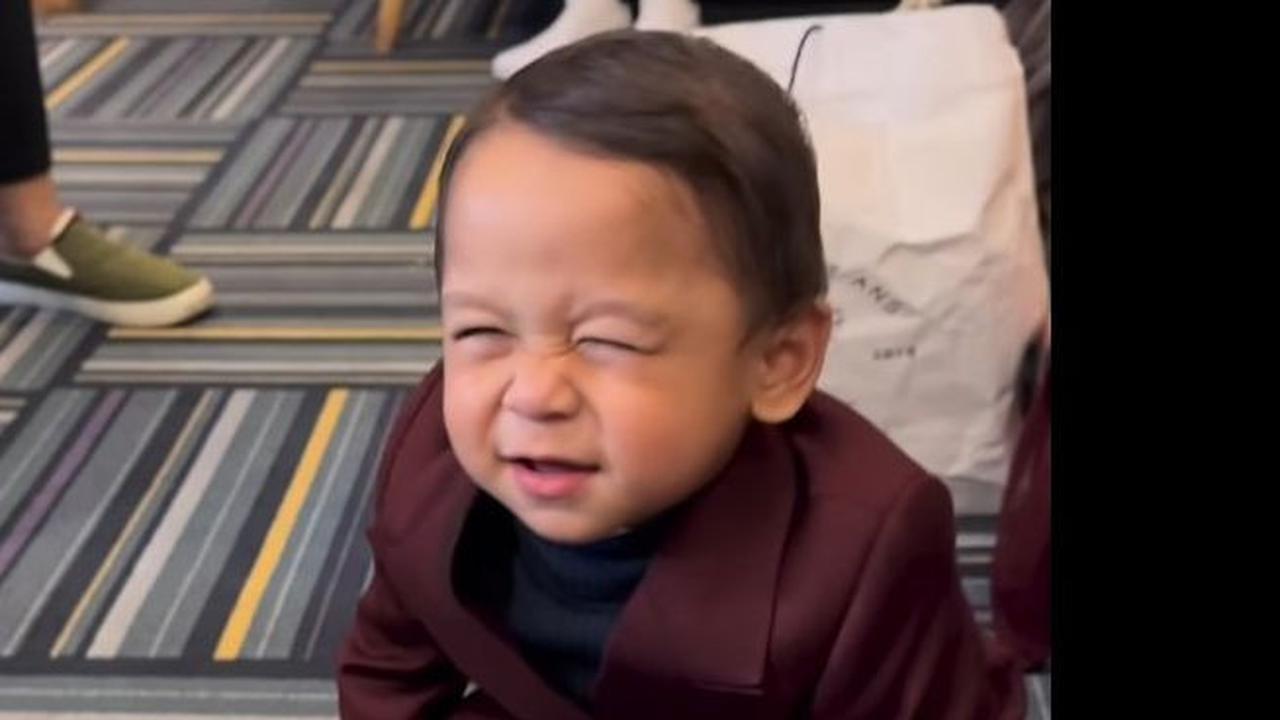 Baby L tampak sudah bisa berpose di depan kamera. Apalagi saat Iis Dahlia meminta Baby L berpose mata genit.