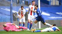 Bek Chelsea, Ben Chilwell, berhasil mencetak satu gol dan satu assist sekaligus membantu timnya menang 4-0 atas Crystal Palace pada laga pekan keempat Premier League, di Stamford Bridge, Sabtu (3/10/2020) malam WIB. (Mike Hewitt / POOL / AFP)