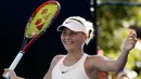 Marta Kostyuk setelah mengalahkan Peng Shuai dari China di Australia Terbuka di Melbourne, (15/1). Setelah mengalahkan Peng Shuai dan Olivia Rogowska, Kostyuk melaju ke babak ketiga menghadapi rekan senegaranya Elina Svitolina. (AP Photo/Ng Han Guan)