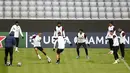 Para pemain PSG mengikuti sesi latihan di di Munich, Jerman (6/4/2021). PSG akan bertanding melawan tuan rumah Bayern Munchen pada leg pertama babak perempat final Liga Champions di Allianz Arena. (AP Photo/Matthias Schrader)