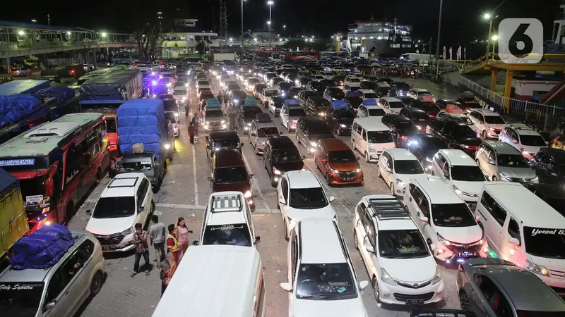 Ribuan mobil pemudik padati pelabuhan merak