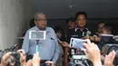 Guru Besar Psikologi UI, Sarlito Wirawan Sarwono (kiri) usai memenuhi panggilan Polda Metro Jaya, Jakarta, Kamis (28/1/2016). Sarlito dipanggil untuk menambah keterangan saksi ahli kasus kematian Wayan Mirna Salihin. (Liputan6.com/Helmi Fithriansyah)