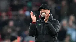 Jurgen Klopp bereaksi atas kemenangan mereka setelah pertandingan sepak bola Liga Premier Inggris antara Liverpool dan Brentford di Anfield, Liverpool, barat laut Inggris pada 12 November 2023. Liverpool memenangkan pertandingan dengan skor 3-0. (Paul ELLIS/AFP)