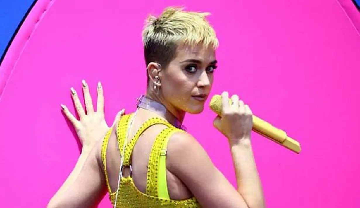 Belum selesai urusannya dengan Taylor Swift, kini Katy Perry kembali mendapat masalah dengan seorang wanita saat Prismatic World Tour di tahun 2014 lalu. Bahkan kabarnya, Katy dituntut oleh seorang wanita. (AFP/Rich Furry)
