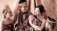 6 Gaya Pemotretan Keluarga Irfan Bachdim Pakai Kain Nusantara, Tampil Kompak
