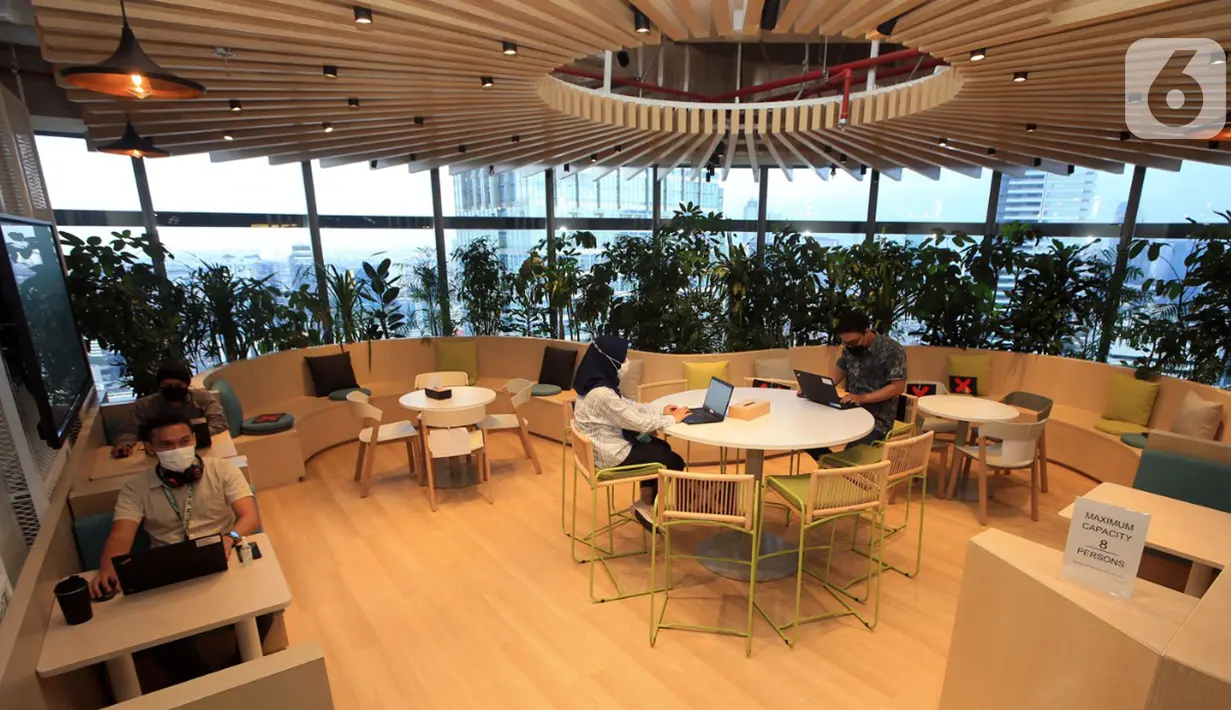 Karyawan bekerja di salah satu ruang kantor pusat Bayer Indonesia, Jakarta, Selasa (14/12/2021). Bayer Indonesia, perusahaan global di bidang kesehatan dan pertanian mengantongi sertifikasi “Great Place to Work 2021” yang mengedepankan kepentingan karyawan. (Liputan6.com/Fery Pradolo)