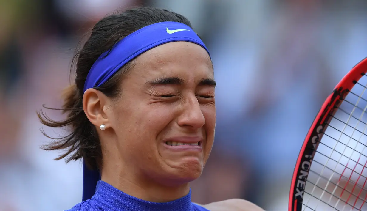 Ekspresi petenis Prancis, Caroline Garcia saat merayakan kemenangannya usai melawan petenis Taiwan Su-Wei Hsieh dalam pertandingan French Open 2017 di Roland Garros, Paris (3/6). (AFP Photo/Gabriel Bouys)