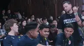 Pemain Persib Bandung, Marc Klok, berbincang dengan pemain Oxford United, Ole Romeny, sebelum aktivitas konvensi pers mengenai Piala Presiden 2025 di SCTV Tower, Senayan, Jakarta Pusat, Jumat (4/7/2025). (Bola.com/M Iqbal Ichsan)