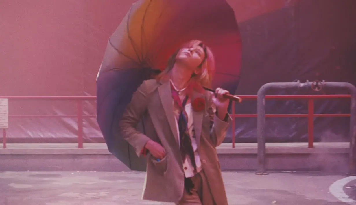 G-Dragon juga mengusung konsep rambut gondrong dengan warna-warni yang mencolok. Dari dulu hingga sekarang, style GD memang sulit ditebak. (YouTube BigBang)