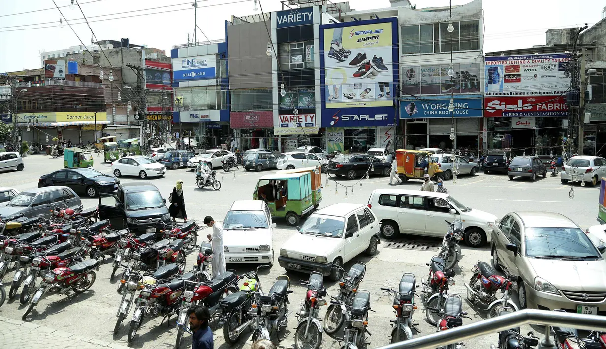 Sebuah pasar yang ramai di Rawalpindi, Provinsi Punjab, Pakistan timur (9/5/2020). Pelonggaran lockdown diawali dengan pembukaan kembali industri-industri terkait konstruksi dan pasar-pasar kecil. (Xinhua/Ahmad Kamal)