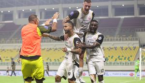 Andritany Ardhiyasa, Fabio Calonego, dan Allano merayakan gol yang dicetak Maxwell ke gawang Dewa United dalam laga pekan keempat BRI Super League 2025/2026 yang digelar di Banten International Stadium, Jumat (29/8/2025). (Bola.com/Abdul Aziz).