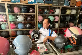 Hendra Africo Sedang Menjaga Toko Helm