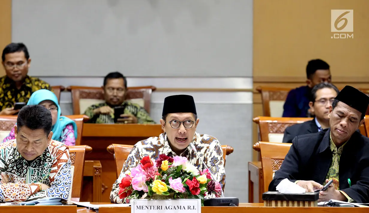 Menteri Agama Lukman Hakim Saifuddin (tengah) saat raker dengan Komisi VIII DPR di Gedung DPR, Jakarta, Kamis (16/5/2019). Rapat membahas kebijakan Rancangan Peraturan Pemerintah tentang Jaminan Produk Halal dan revisi Biaya Penyelenggaraan Ibadah Haji (BPIH) 1440 H/2019 M. (Liputan6.com/JohanTallo)