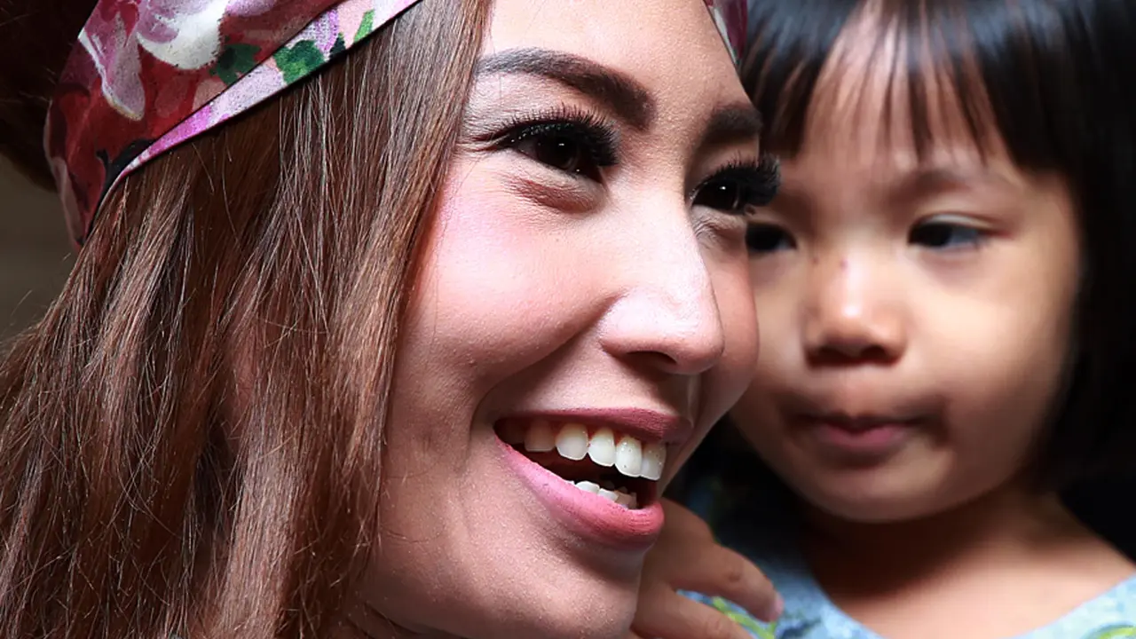 [Bintang] Ayu Dewi dan anak