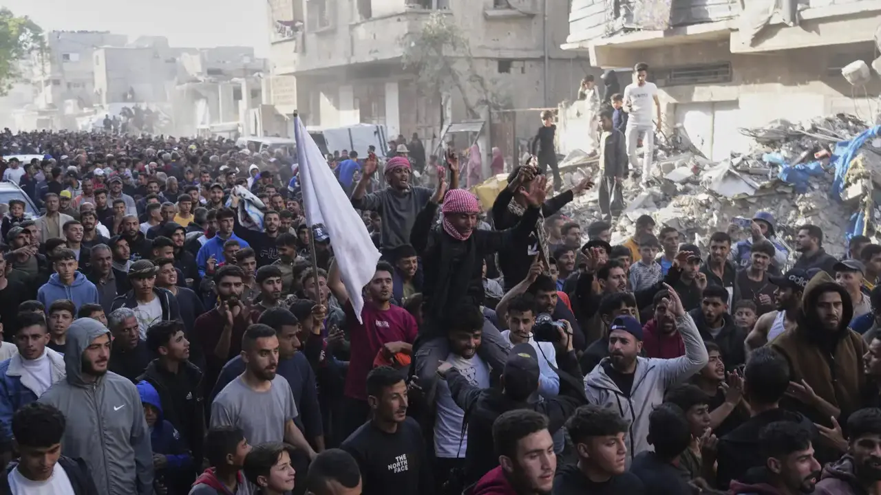 Protes anti-Hamas warga Palestina di Beit Lahya, Gaza, Rabu (26/3/3035). (AP/Jehad Alshrafi)