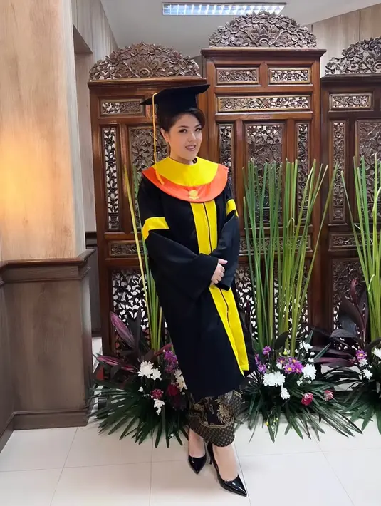 Penyanyi dan pemeran itu kini menambah gelar S.H setelah lulus S1 Ilmu Hukum. Sebelumnya, pemeran Tina dalam film Tina Toon dan Lenong Bocah itu menyelesaikan pendidikan S-1 Sistem Informasi di Universitas Bina Nusantara (2015). [Instagram/tinatoon101]