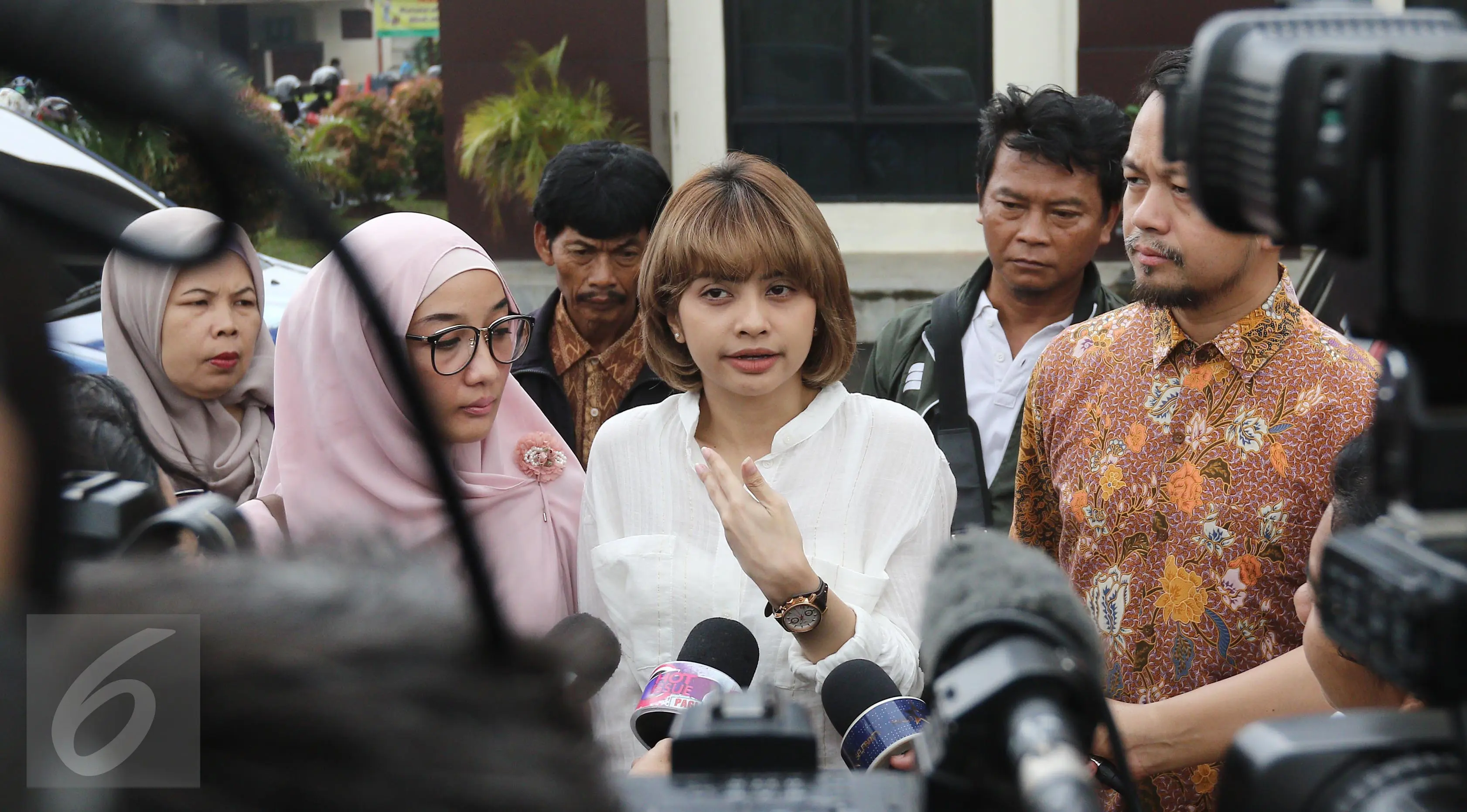 Penyanyi Tiwi saat tiba di Pengadilan Agama Tigaraksa, Tangerang, Banten, Rabu (22/3). (Liputan6.com/Herman Zakharia)