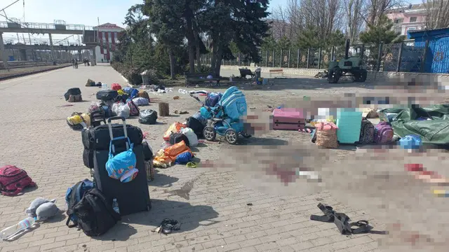 Puluhan orang tewas usai stasiun kereta Ukraina diserang. Rusia membantah.