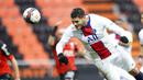 Striker Paris Saint-Germain (PSG), Mauro Icardi, menyundul bola saat melawan Lorient pada laga Liga Prancis di Stadion Moustoir, Minggu (31/1/2021). PSG takluk dengan skor 3-2. (AP/David Vincent)