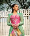 Saat manggung, penyanyi bersuara emas ini memilih mengenakan kebaya bernuansa tosca yang dipadukan dengan bustier pink cerah. [@yurayunita].
