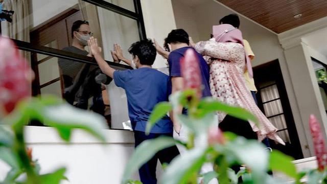 Anies Baswedan dijenguk istri dan anak. (Foto: Instagram @fery.farhati)
